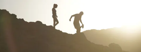 Bergafwaarts wandelen vermindert lagegraadontsteking